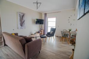 TV a/nebo společenská místnost v ubytování Nirvana Homes