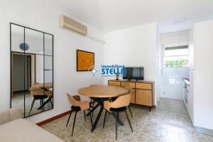 a kitchen and dining room with a table and chairs at Casa Rialto in Lido di Jesolo