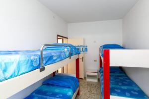 a bedroom with two bunk beds in a room at Casa Rialto in Lido di Jesolo