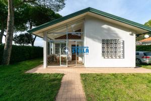 a small white house with a sign that says furniture seller at Casa Rialto in Lido di Jesolo