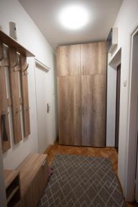 Vuode tai vuoteita majoituspaikassa Apartmani Dambo