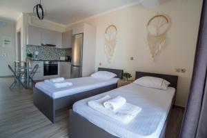 Postel nebo postele na pokoji v ubytování Nirvana Homes