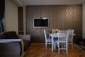 TV tai viihdekeskus majoituspaikassa Apartmani Dambo