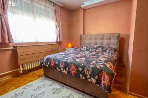 Vuode tai vuoteita majoituspaikassa Apartmani Dambo