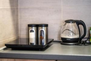 Kahvin ja teen valmistusvälineet majoituspaikassa Apartmani Dambo
