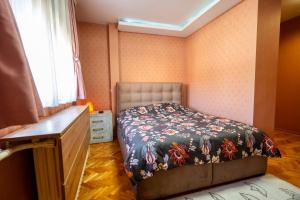 Vuode tai vuoteita majoituspaikassa Apartmani Dambo