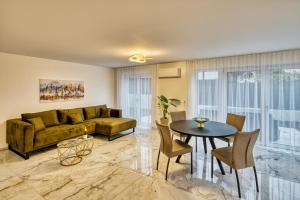 a living room with a couch and a table at Premium Apartment zentrumsnah in Aschaffenburg