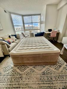 Katil atau katil-katil dalam bilik di Stylish1BR, Arlington,FREEPark,Pool, Gym Wifi,
