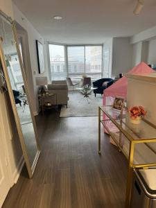 Ruang duduk di Stylish1BR, Arlington,FREEPark,Pool, Gym Wifi,