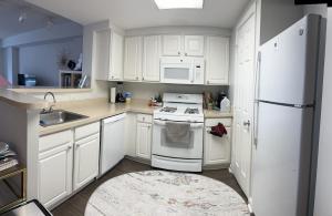 Dapur atau dapur kecil di Stylish1BR, Arlington,FREEPark,Pool, Gym Wifi, +9 gambar