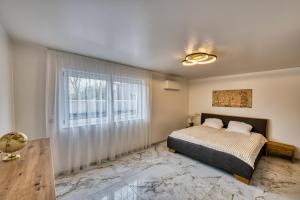 a bedroom with a bed and a window at Premium Apartment zentrumsnah in Aschaffenburg