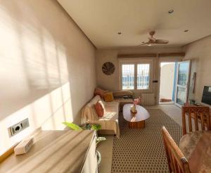 una sala de estar con un sofá y una mesa en Apartamento La Tortuga II Beach, en Tarifa