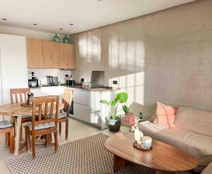 una sala de estar con un sofá y una mesa en Apartamento La Tortuga II Beach, en Tarifa