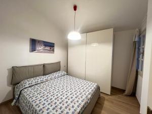 - une chambre avec un lit et une armoire blanche dans l'établissement Villaggio Euroresidence, à Bibione 19 autres photos