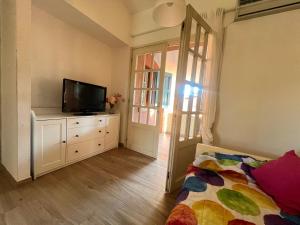 une chambre avec un lit et une télévision sur une commode dans l'établissement Villaggio Euroresidence, à Bibione
