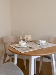 una mesa de madera con cuencos y platos en ella en Ikeda Ueno 501 Quad room Room, en Tokio