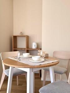 una mesa de madera con dos cuencos encima en Ikeda Ueno 501 Quad room Room, en Tokio