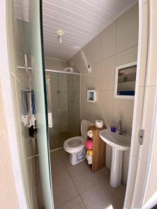 a bathroom with a toilet and a sink at Casa em Guaratinguetá-Casa da Rosa in Guaratinguetá