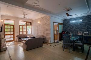 リシケーシュにあるLuxury Villa Rishikeshのソファとテーブルのあるリビングルーム