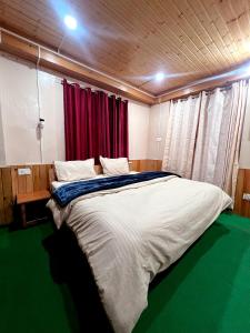 Postel nebo postele na pokoji v ubytování Kasolbackpackers