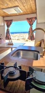 Static Camper in front of the Sea的休息区