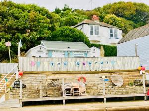 una pared de retención con un cartel en una casa en NEW Seabreeze Large Family Apt Sea Views Ventnor, en Ventnor