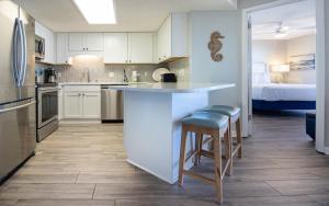 una cucina con ampia isola in una camera con letto di Phoenix VI 6803 condo a Orange Beach