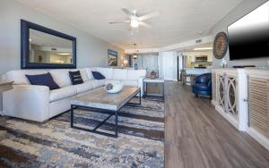 un soggiorno con un divano bianco e un tavolo di Phoenix VI 6803 condo a Orange Beach