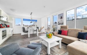 een woonkamer met een bank en een tafel bij Sutsche in Olpenitz