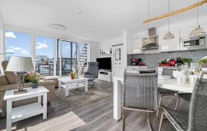 een keuken en woonkamer met een tafel en stoelen bij Sutsche in Olpenitz