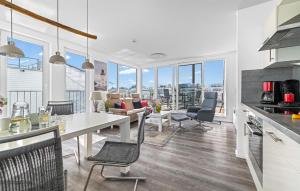 een keuken en woonkamer met een tafel en stoelen bij Sutsche in Olpenitz