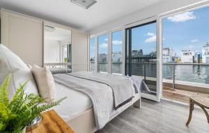 een slaapkamer met een bed en uitzicht op het water bij Sutsche in Olpenitz +14 foto's