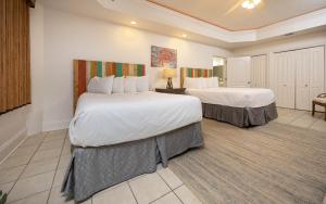 ein Hotelzimmer mit zwei Betten in einem Zimmer in der Unterkunft Phoenix on the Bay 1121 condo in Orange Beach + 38 Fotos