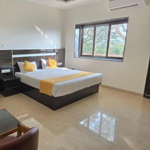 Postel nebo postele na pokoji v ubytování Mountain Hill Resort Lonavala