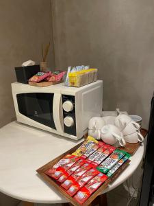 een magnetron bovenop een tafel bij Chinatown Heritage, Chinatown Main road in Samphanthawong