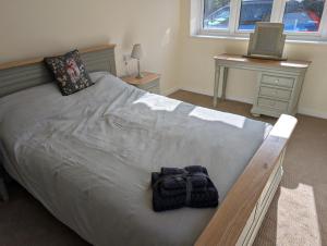 ein Schlafzimmer mit einem großen Bett und einem Schreibtisch in der Unterkunft Keys Crossed Farm in Barnard Castle