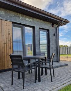 パランガにあるAmber Sea Apartment - 1のパティオ(黒いテーブルと椅子付)