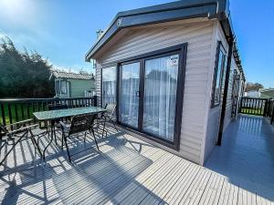 Rõdu või terrass majutusasutuses Stunning 6 Berth Caravan With Decking At Manor Park, Near Hunstanton Ref 23068C