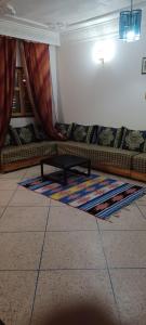 una sala de estar con un sofá y una alfombra en CasAmer, en Temara