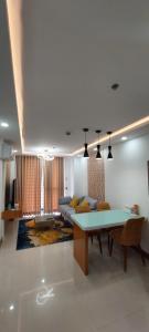 Et opholdsområde på Condo Unit at One Pontefino Tower Unit 706