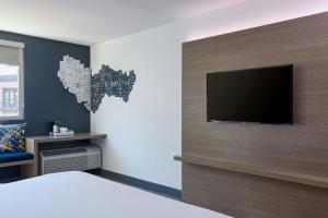 TV a/nebo společenská místnost v ubytování Aloft Scottsdale