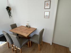 a dining room with a wooden table and chairs at Rheintraum Soutterain Wohnung mit Sauna in Weißenthurm