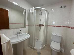 ein Badezimmer mit Dusche, Waschbecken und Toilette in der Unterkunft Piso en Linares zona Paseo con parking gratis in Linares