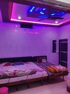 Katil atau katil-katil dalam bilik di Shree shyam guest house