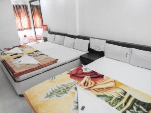 Postel nebo postele na pokoji v ubytování Hotel Shri Sai Darshan