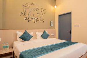 Postel nebo postele na pokoji v ubytování Palm Hotel Mansarovar