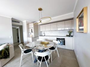 a kitchen and dining room with a table and chairs at Appartement Alchimy in Antibes