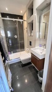 Ένα μπάνιο στο W12 ensuite