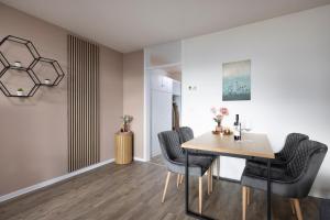 a dining room with a table and chairs at Ferienwohnung Wipfelglück in Baiersbronn