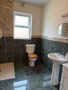 Koupelna v ubytování #3 - Spacious Ensuite Double Room with Sofa in Leitrim + 15 fotografií